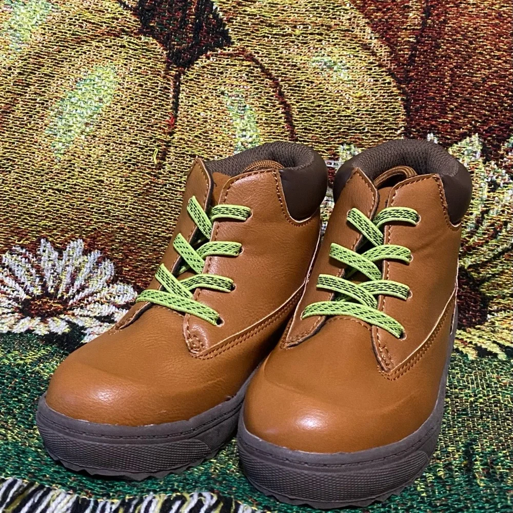 Oshkosh faux leather boots with green stretch laces